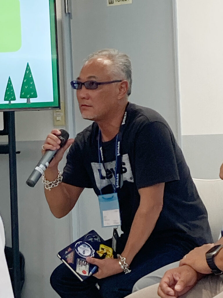 休日とあってラフな装いながら、質問者の方に真剣に耳を傾ける松島