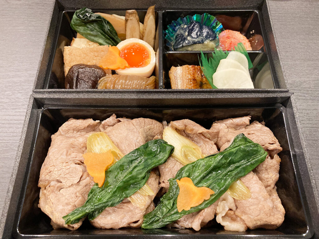 振る舞われたすき焼き弁当