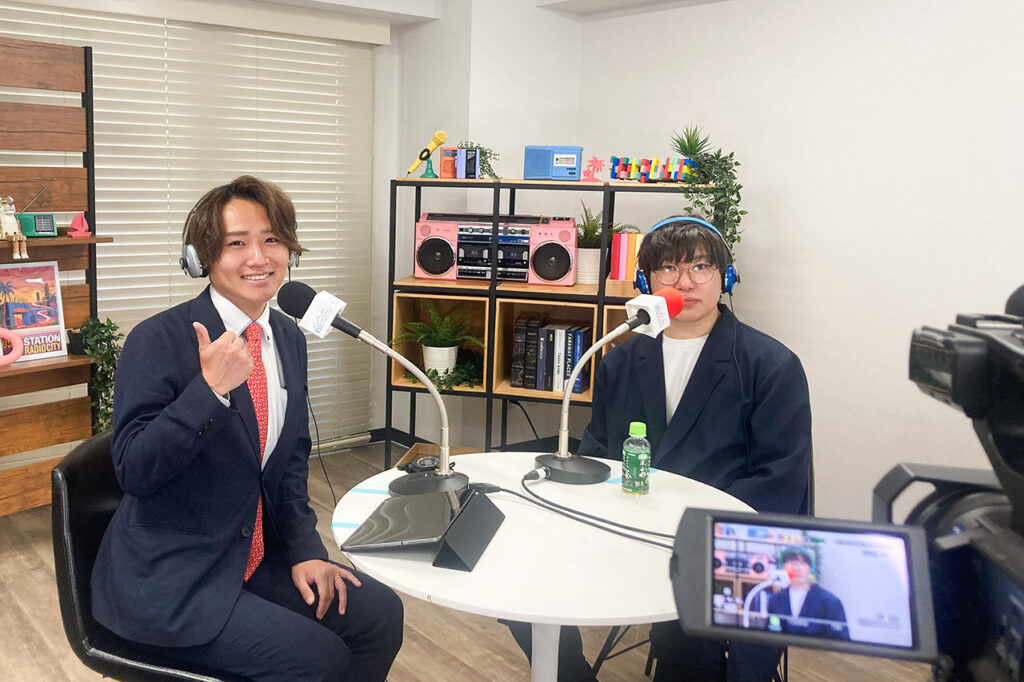 写真左、MCの藍田様と収録に臨むCEO板垣