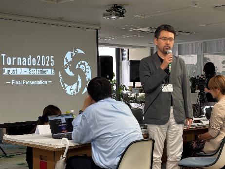 講評をする㈱GENZ CTO竹花